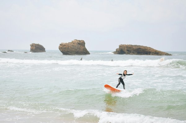 Quels sont les avantages d'une location de vacances en bord de mer avec des cours de surf?