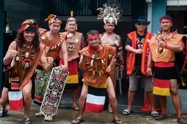 Comment découvrir les traditions artisanales des tribus Dayak à Kalimantan, Indonésie ?